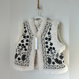 Viral House of Harlow 1960 Floral Black Embroidered Sherpa Fleece Vest